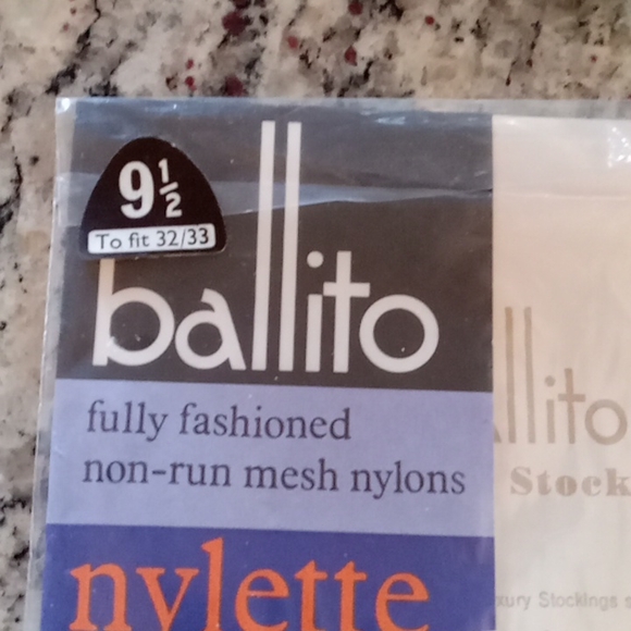 Vintage nylons - Picture 3 of 3